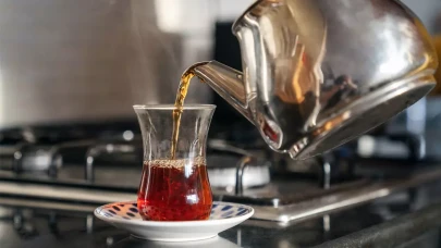 Tam Kıvamında Çay Demlemenin Sırrı: Ustaların Bilmediğiniz Profesyonel Püf Noktaları!