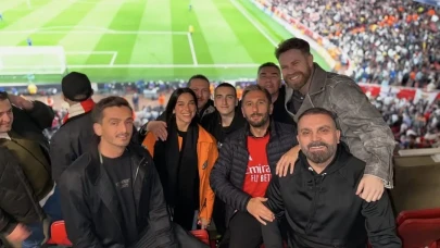 Ünlü Şarkıcı Dua Lipa, Real Madrid-Arsenal Maçında Görüntülendi!
