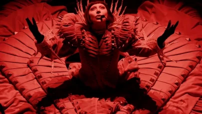 Lady Gaga’dan Gotik ve Fütüristik Patlama: Bu Performans Yıllarca Konuşulacak!