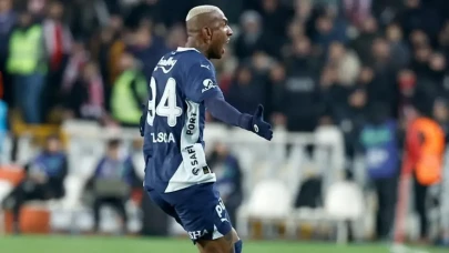 Fenerbahçe, Sivas’ta Kritik Virajı Geçti: 3-1'lik Galibiyetle Zirve Takibi Sürüyor