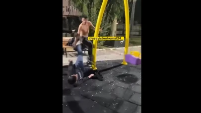 İzmir'de Bir Grup Genç Sopa ve Palalarla Birbirine Girdi: O Anlar Kameraya Yansıdı