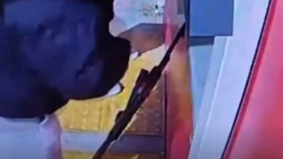 Uzun Namlulu Tüfeğini Kenara Koydu Rahat Rahat ATM'den Para Çekti: O Anlar ATM Kamerasına Böyle Yansıdı