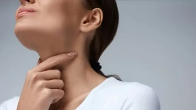 Boğazınızda Şişlik Mi Var? Sakın Geçer Demeyin, Sebebi Kanser Olabilir!
