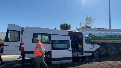 Turistleri Taşıyan Servis Minibüsü Sulama Tankerine Arkadan Çarptı: 2 Turistin Durumu Ağır