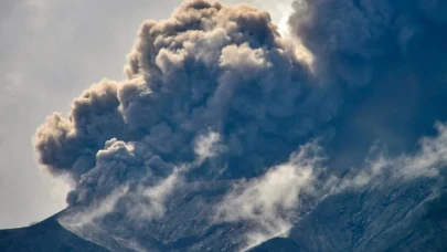 Sumatra'da Korkutan Uyanış: Marapi Yanardağı Yine Patladı