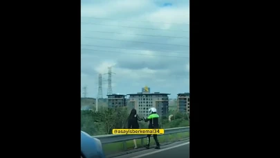 Otoyolda Çıplak Ayakla Yürüyen Kadını Trafik Polisi Durdurdu