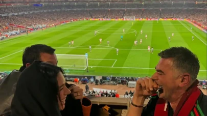 Arsenal’in Zaferine Dua Lipa Damgası: Tribünde Babası ve Sevgilisiyle!