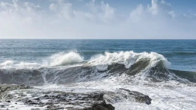 Avustralya kıyılarında felaket: Dev dalgalar 5 can aldı, 2 kişi kayıp
