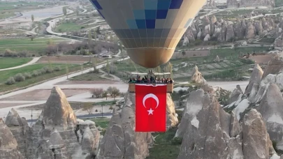 Kapadokya’da Göz Kamaştıran 23 Nisan Kutlaması: Balonlar Ay Yıldızla Havalandı!