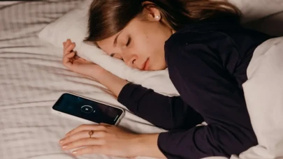 Uzmanlar Uyardı: Yanlış Uyku Pozisyonu Alzheimer'ı Tetikleyebilir!