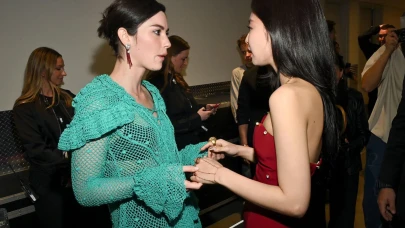 Tarzları Farklı, Mesajları Ortak: Jennie ve Gracie Abrams’tan Billboard 2025’te Kadın Gücü Buluşması!