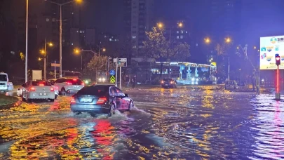 Adana’da Sağanak Alarmı! Araçlar Yollarda Mahsur Kaldı, Şehir Göle Döndü