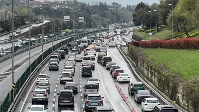 Bayramın Son Gününde İstanbul'da Trafik Alarmı: Köprüler Kilitlendi, Toplu Taşıma Dolup Taştı!