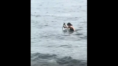 Turist Kadın Sudaki Kediyi Kurtarmak İçin Soğuk Denize Girdi