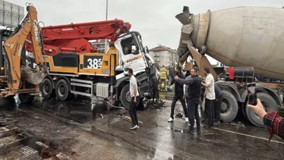 Tüyler Ürperten Kaza! Minibüs, Beton Mikseri ve Kamyon Zincirleme Çarpıştı