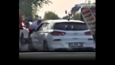 Trafikte Tartıştığı Adamı Kaputta Sürükledi: Olay Anı Başka Bir Aracın Kamerasına Yansıdı