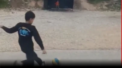 Otobüs Durağına Şut Çeken Çocuklara Ünlü İş İnsanından Yardım Eli