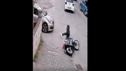Pendik'te Motosiklet Sürücüsü Dengesini Kaybedip Düştü: O Anlar Kameraya Yansıdı