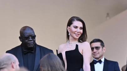 Ebru Yaşar Cannes’ı Büyüledi! Türk Yıldızdan Kırmızı Halıda Göz Kamaştıran Şıklık