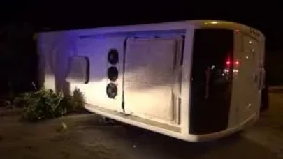 Manavgat’ta Servis Aracı Devrildi: Üç Kişi Hastanelik Oldu