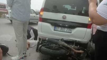 Emniyet Şeridi İhmali Can Yaktı! Motosiklet Otomobilin Altına Girdi