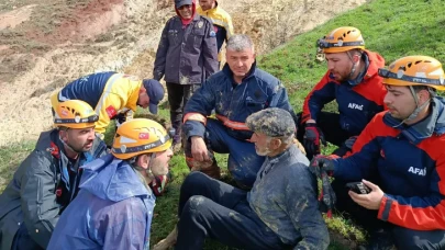 AFAD Zamanla Yarıştı! Çamura Saplanan Vatandaş ve Hayvanı Kurtardı