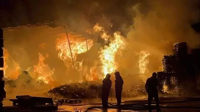 Bursa’da Gece Yarısı Yangın Alarmı: Palet Fabrikası Alevlere Teslim Oldu