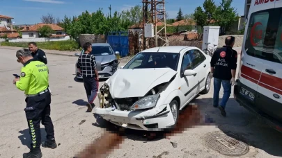 Çorum Alaca’da Yol Verme Kavgası: İki Otomobil Çarpıştı, 8 Yaralı