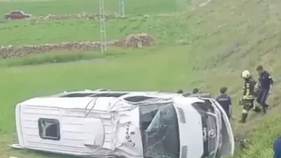 Öğrenci Minibüsü Şarampole Devrildi: Yaralılar Hastaneye Kaldırıldı