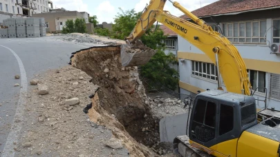 Facianın Eşiğinden Dönüldü: Yol ve Duvar Okul Bahçesine Çöktü