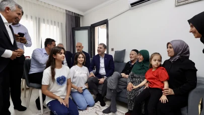 “Yeni Ev, Yeni Umut” – Bakan Kurum Depremzede Aileyle Aynı Sofrada