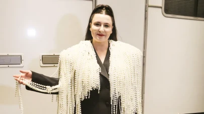 Yasemin Sakallıoğlu Sahneye Damga Vurdu: 40 Dansçı, İnci Kostüm ve Müzik Ziyafeti