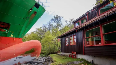 Norveç'te Şaşırtan Kaza: 135 Metrelik Gemi Bahçeye Girdi, Ev Sahibi Uyanmadı