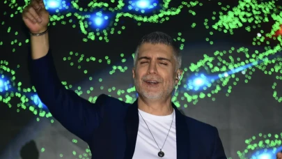 Özcan Deniz Kıbrıs’ta Sahneyi Ateşe Verdi! Hayranlarıyla Duygusal Buluşma