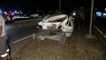 Antalya'da Trafik Faciası: Kamyon Kırmızı Işıkta Bekleyen Araca Çarptı