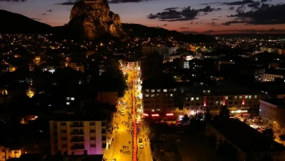 Afyonkarahisar’da 19 Mayıs Coşkusu: Dev Türk Bayrağıyla Gençlik Yürüyüşü