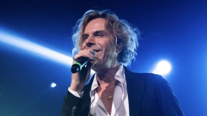 Tıklım Tıklım Dolu Salon, Alkışlarla Yükselen Bir Gece: Soner Arıca Fırtınası