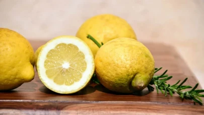 Gece yatmadan önce aç karnına bir kaşık limon suyu için bakın neye iyi geliyor?