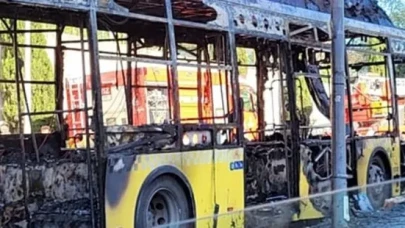 Başakşehir’de Dehşet! Seyir Halindeki İETT Otobüsü Kül Oldu