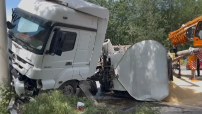 Sakarya’da TIR Kazası: Yol Trafiğe Kapandı, Kuyruklar Uzadı