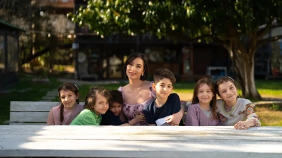 TRT Çocuk Korosu’ndan Şöhrete: Ezgi Eyüboğlu’nun Müzik Serüveni “Şeker Almaya Geldim”le Zirvede!