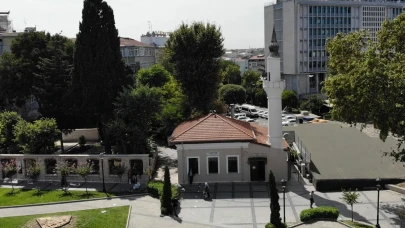 Fethin İlk Şehitliği En Uzun İsimli Camiyle Yan Yana
