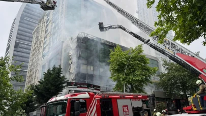 Esenyurt’ta Korkutan Yangın! Kafe Alevlere Teslim Oldu, 132 Daire Tahliye Edildi