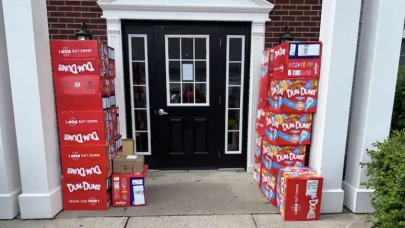 8 Yaşındaki Çocuğun Siparişi Annesine Şok Yaşattı: 70 Bin Lolipop Evin Kapısında!