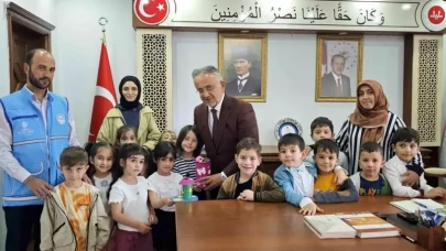 Minik Kalplerden Yetimlere Sevgi Dolu Dokunuş