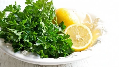 Sabah aç karnına bir bardak maydanoz-limon suyu! İşte 5 mucizevi faydası