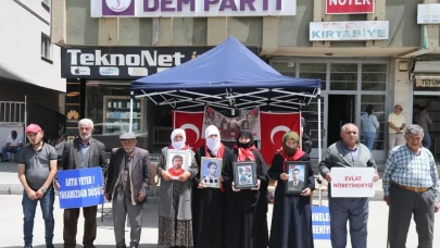 Muş’ta evlat nöbeti sürüyor: Ailelerden DEM Parti önünde yürek dağlayan çağrı