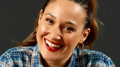 Gupse Özay’dan Neşeli Anne Kız Pozu: “Allık Pembe mi Olmalı?”