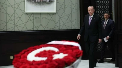 Kabinede Bahçeli sürprizi! Türk bayraklı çiçek...