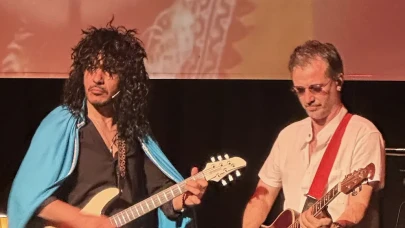 Bu Oyun Gözyaşı ve Kahkahayı Aynı Anda Sunuyor: “Büyüdüğümüz Şarkılar” İlk Gösterimde Büyüledi